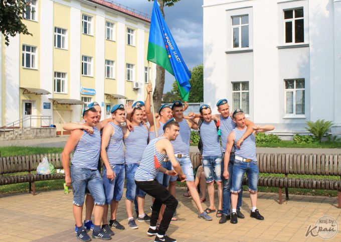 В фонтанах купались только дети. Молодечненские десантники в День ВДВ собирали деньги для приюта (фото)