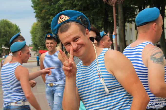 В фонтанах купались только дети. Молодечненские десантники в День ВДВ собирали деньги для приюта (фото)