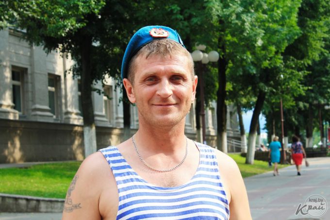 В фонтанах купались только дети. Молодечненские десантники в День ВДВ собирали деньги для приюта (фото)