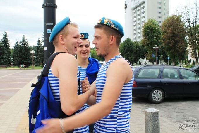 В фонтанах купались только дети. Молодечненские десантники в День ВДВ собирали деньги для приюта (фото)