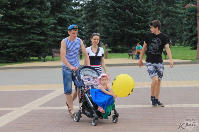 В фонтанах купались только дети. Молодечненские десантники в День ВДВ собирали деньги для приюта (фото)