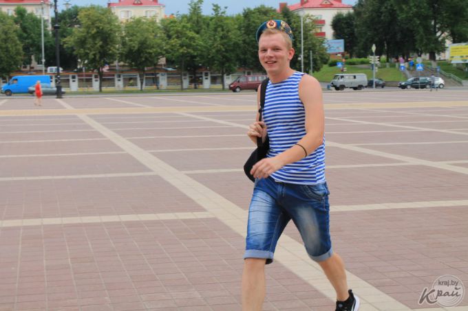 В фонтанах купались только дети. Молодечненские десантники в День ВДВ собирали деньги для приюта (фото)