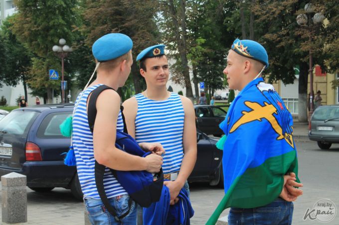 В фонтанах купались только дети. Молодечненские десантники в День ВДВ собирали деньги для приюта (фото)