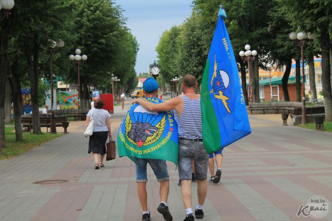 В фонтанах купались только дети. Молодечненские десантники в День ВДВ собирали деньги для приюта (фото)