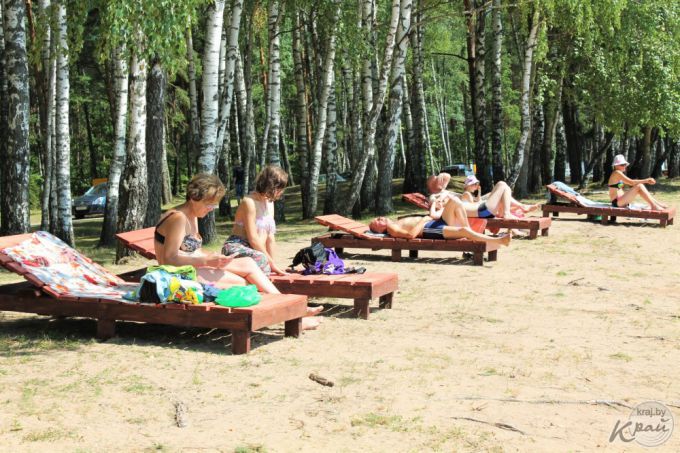 Качели, беседки и лежаки. Новая зона отдыха появилась в Вилейке на берегу водохранилища (фото)