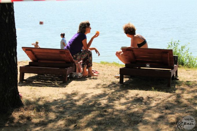 Качели, беседки и лежаки. Новая зона отдыха появилась в Вилейке на берегу водохранилища (фото)