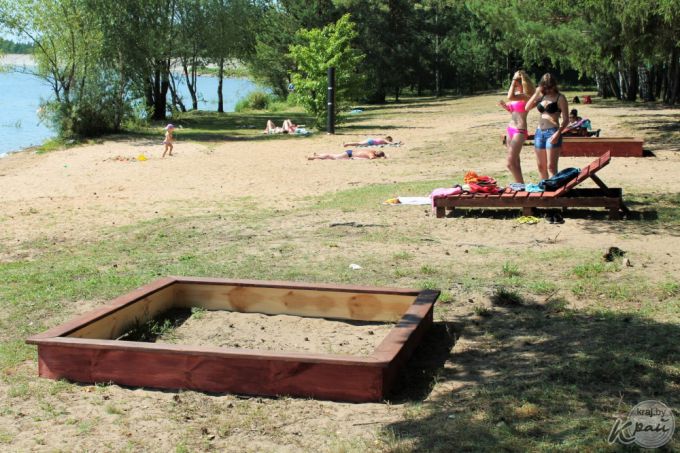 Качели, беседки и лежаки. Новая зона отдыха появилась в Вилейке на берегу водохранилища (фото)