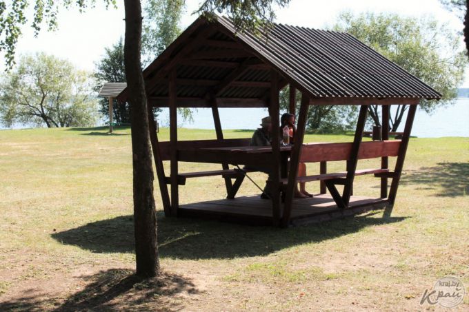 Качели, беседки и лежаки. Новая зона отдыха появилась в Вилейке на берегу водохранилища (фото)