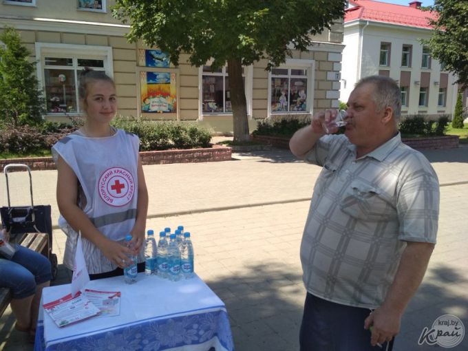 Жара. Волонтеры Красного Креста отпаивают молодечненцев водой (фото)