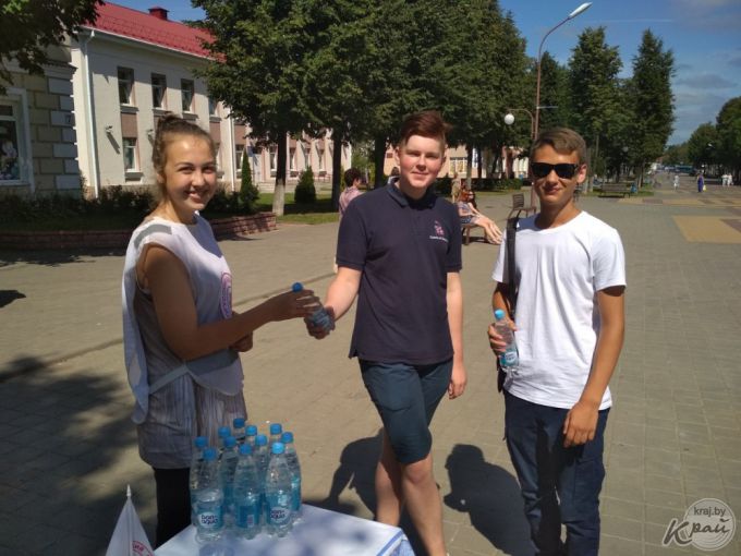 Жара. Волонтеры Красного Креста отпаивают молодечненцев водой (фото)