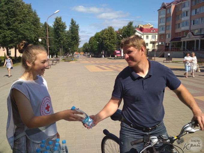 Жара. Волонтеры Красного Креста отпаивают молодечненцев водой (фото)
