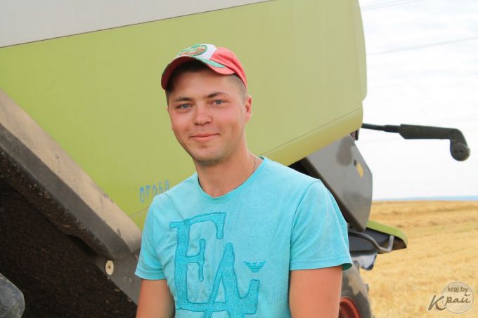 «После работы хватает сил только душ принять!» Репортаж с поля под Молодечно, где комбайнеры убирают хлеб (фото)