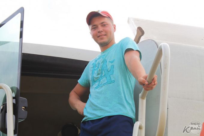 «После работы хватает сил только душ принять!» Репортаж с поля под Молодечно, где комбайнеры убирают хлеб (фото)