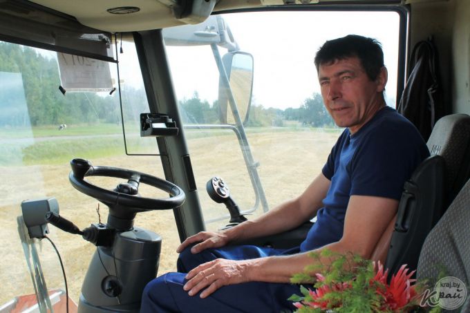 «После работы хватает сил только душ принять!» Репортаж с поля под Молодечно, где комбайнеры убирают хлеб (фото)