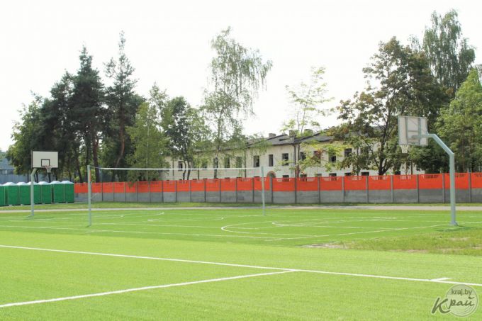 Реконструкция городского стадиона в Вилейке близится к финалу, но дата открытия пока неизвестна (фото)