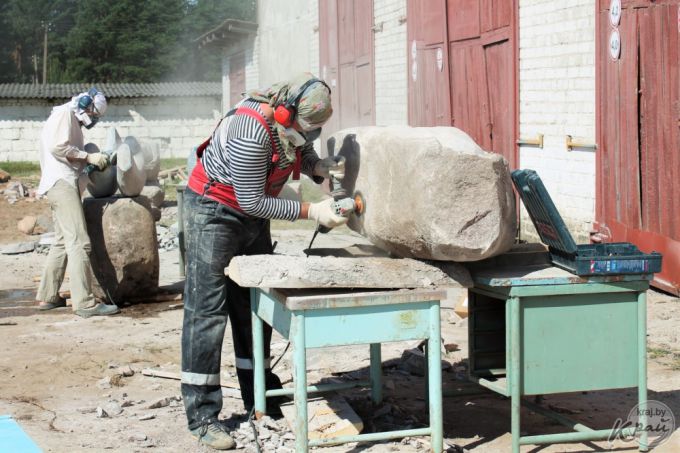 «Водохранители», «Нявольніца прыгажосці», «Плынь». Какие скульптуры украсят Вилейку после пленэра? (фото)
