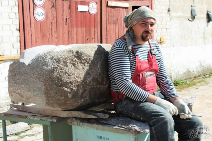 «Водохранители», «Нявольніца прыгажосці», «Плынь». Какие скульптуры украсят Вилейку после пленэра? (фото)