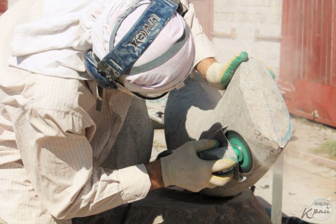 «Водохранители», «Нявольніца прыгажосці», «Плынь». Какие скульптуры украсят Вилейку после пленэра? (фото)