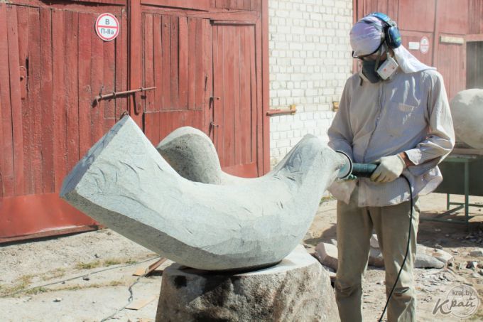 «Водохранители», «Нявольніца прыгажосці», «Плынь». Какие скульптуры украсят Вилейку после пленэра? (фото)