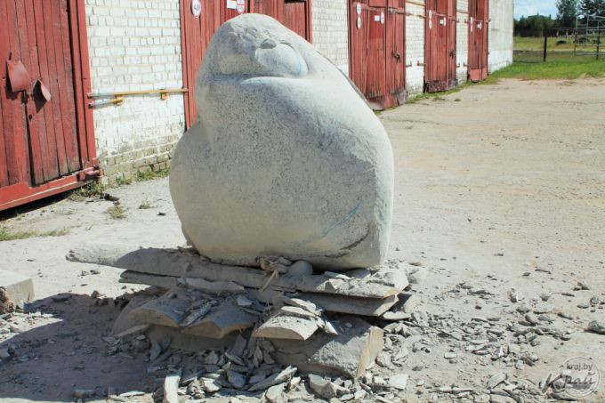 «Водохранители», «Нявольніца прыгажосці», «Плынь». Какие скульптуры украсят Вилейку после пленэра? (фото)