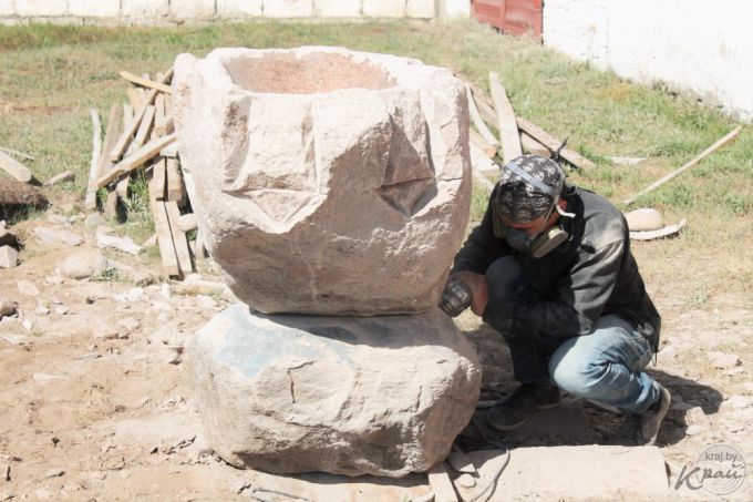 «Водохранители», «Нявольніца прыгажосці», «Плынь». Какие скульптуры украсят Вилейку после пленэра? (фото)
