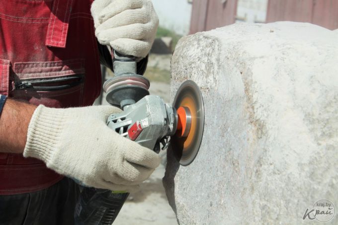 «Водохранители», «Нявольніца прыгажосці», «Плынь». Какие скульптуры украсят Вилейку после пленэра? (фото)