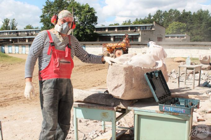 «Водохранители», «Нявольніца прыгажосці», «Плынь». Какие скульптуры украсят Вилейку после пленэра? (фото)