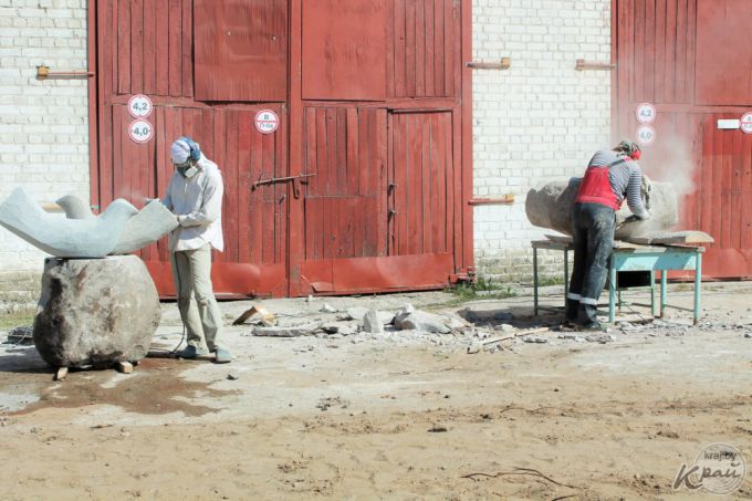 «Водохранители», «Нявольніца прыгажосці», «Плынь». Какие скульптуры украсят Вилейку после пленэра? (фото)