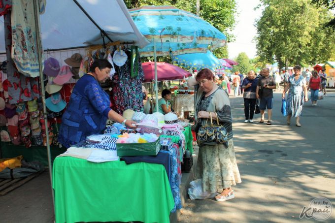 «За полтора часа продала кепку и два банта». Как в Вилейке прошла школьная ярмарка (фото)