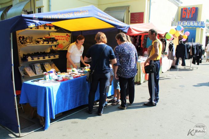 «За полтора часа продала кепку и два банта». Как в Вилейке прошла школьная ярмарка (фото)