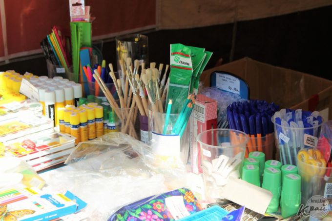 «За полтора часа продала кепку и два банта». Как в Вилейке прошла школьная ярмарка (фото)