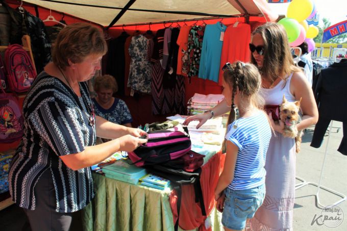 «За полтора часа продала кепку и два банта». Как в Вилейке прошла школьная ярмарка (фото)