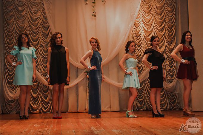 Платьем из игральных карт и постановкой рассказа Чехова удивили претендентки на титул «Мисс Радошковичи – 2017» (фото)