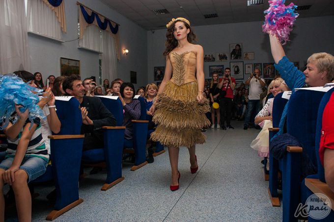 Платьем из игральных карт и постановкой рассказа Чехова удивили претендентки на титул «Мисс Радошковичи – 2017» (фото)
