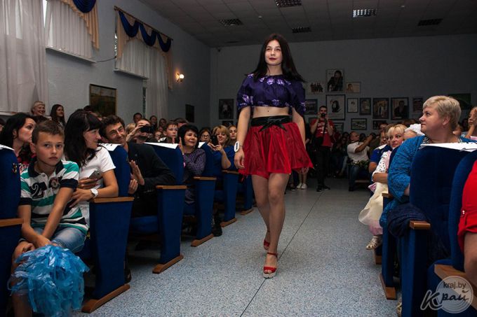 Платьем из игральных карт и постановкой рассказа Чехова удивили претендентки на титул «Мисс Радошковичи – 2017» (фото)