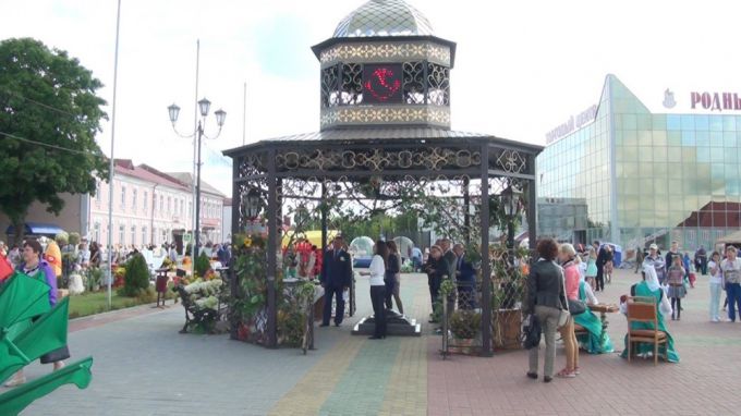 "Гуляць дык гуляць!" Председатель Глубокского райисполкома вновь сыграл на баяне (видео)