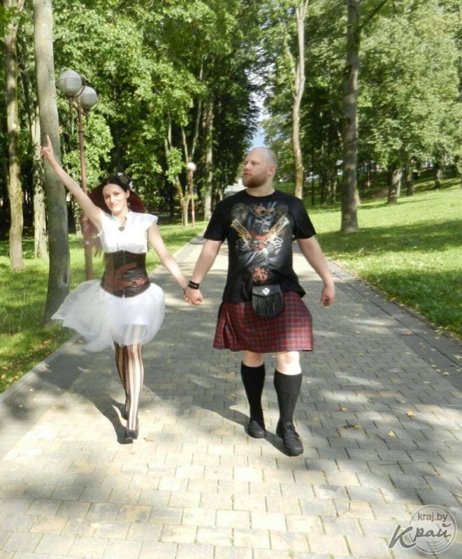 Жених в килте, а невеста – в пачке. В Молодечно пара расписалась в стиле стимпанк (фото)