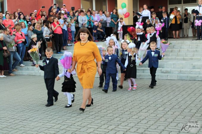 «Внук проснулся в 6.00 и переживал, что опоздаем». В самой большой школе Вилейки прозвенел первый звонок (фото)