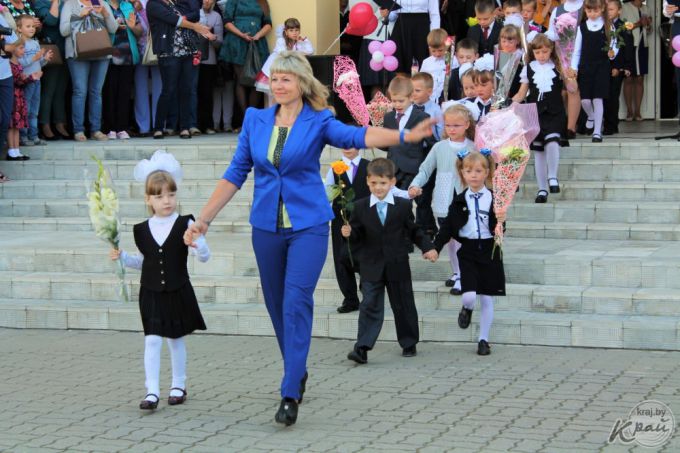 «Внук проснулся в 6.00 и переживал, что опоздаем». В самой большой школе Вилейки прозвенел первый звонок (фото)