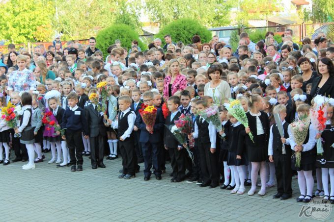 «Внук проснулся в 6.00 и переживал, что опоздаем». В самой большой школе Вилейки прозвенел первый звонок (фото)