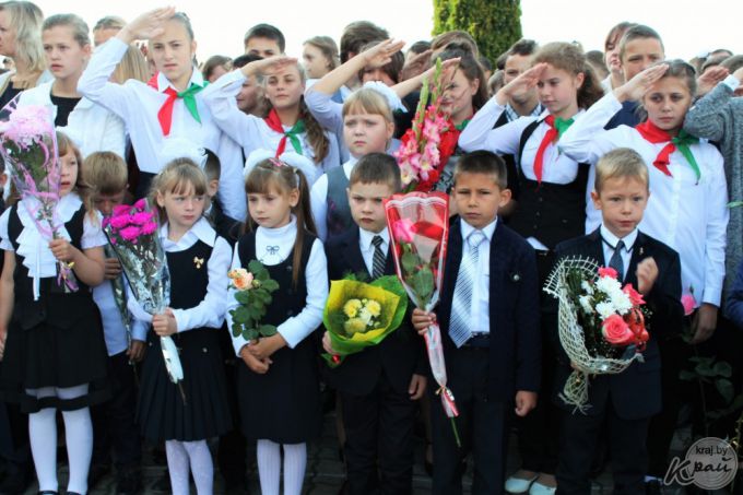 «Внук проснулся в 6.00 и переживал, что опоздаем». В самой большой школе Вилейки прозвенел первый звонок (фото)