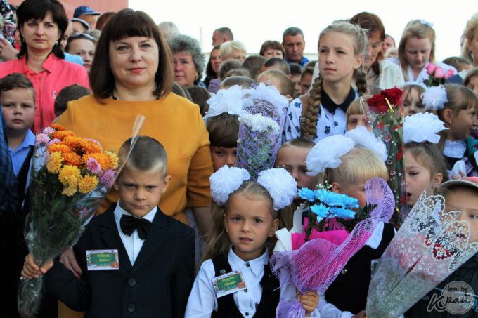 «Внук проснулся в 6.00 и переживал, что опоздаем». В самой большой школе Вилейки прозвенел первый звонок (фото)