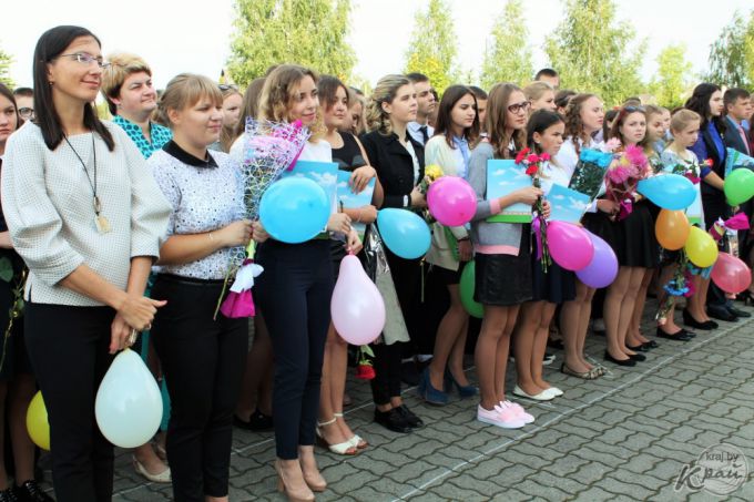 «Внук проснулся в 6.00 и переживал, что опоздаем». В самой большой школе Вилейки прозвенел первый звонок (фото)