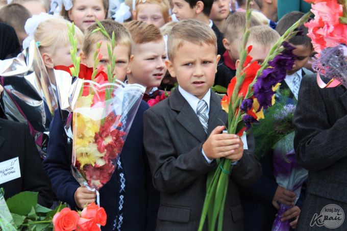 «Внук проснулся в 6.00 и переживал, что опоздаем». В самой большой школе Вилейки прозвенел первый звонок (фото)