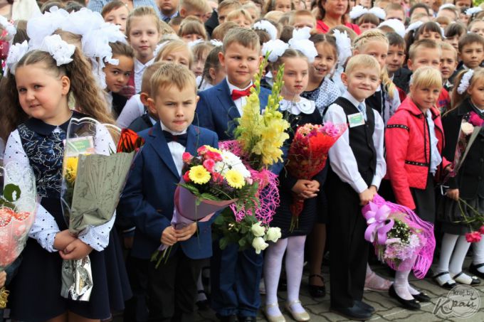 «Внук проснулся в 6.00 и переживал, что опоздаем». В самой большой школе Вилейки прозвенел первый звонок (фото)