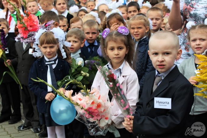 «Внук проснулся в 6.00 и переживал, что опоздаем». В самой большой школе Вилейки прозвенел первый звонок (фото)