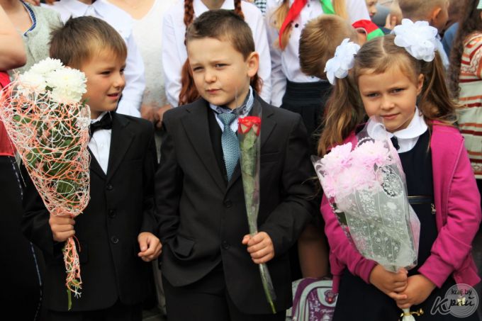 «Внук проснулся в 6.00 и переживал, что опоздаем». В самой большой школе Вилейки прозвенел первый звонок (фото)