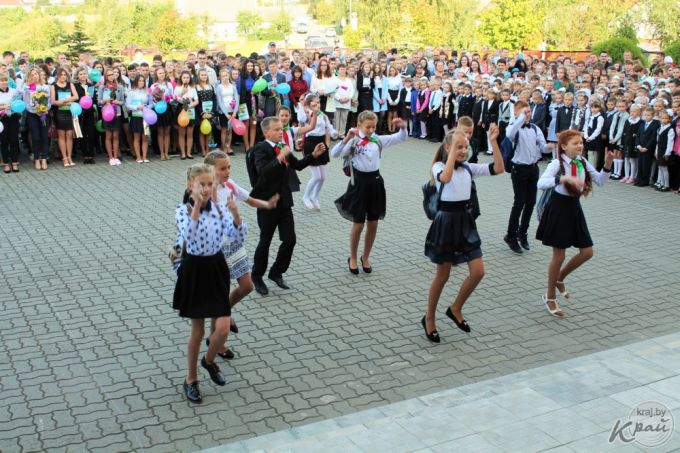 «Внук проснулся в 6.00 и переживал, что опоздаем». В самой большой школе Вилейки прозвенел первый звонок (фото)