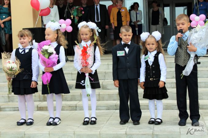 «Внук проснулся в 6.00 и переживал, что опоздаем». В самой большой школе Вилейки прозвенел первый звонок (фото)