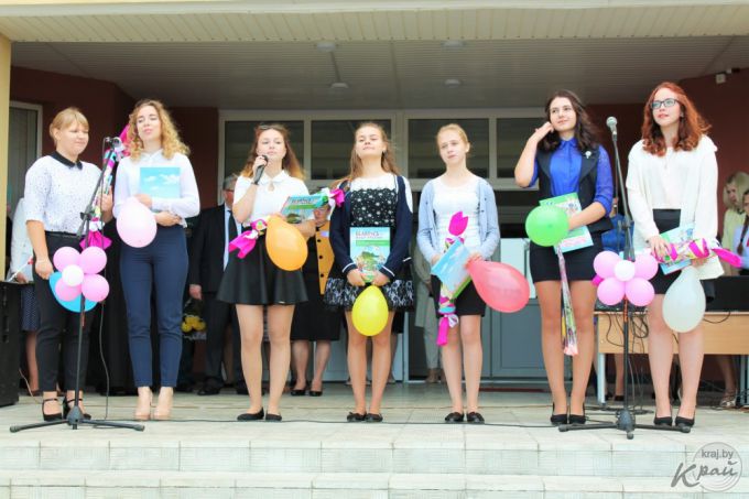 «Внук проснулся в 6.00 и переживал, что опоздаем». В самой большой школе Вилейки прозвенел первый звонок (фото)